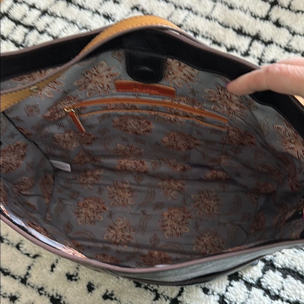 Hobo Black and Tan Shoulder Bag with Spacious Design - Picture 4 of 6